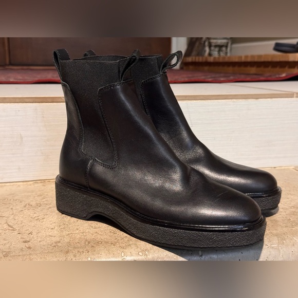Madewell Shoes - LIKE NEW MADEWELL BLACK LEATHER CHELSEA BOOT 7.5
Retail $158